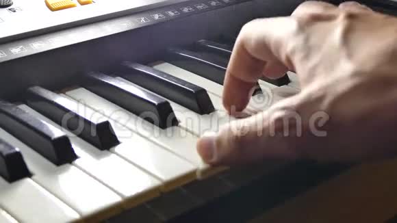 音乐演奏人手合成器钢琴过键视频的预览图