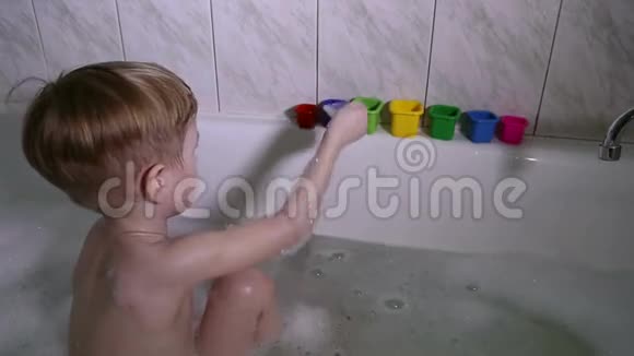 一个小男孩在浴室洗澡玩耍视频的预览图