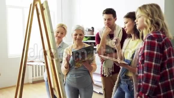 艺术学院讨论绘画的艺术家小组视频的预览图