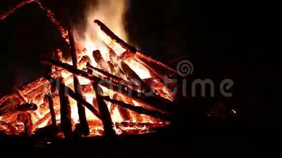 篝火旁的人们庆祝乌克兰伊万库帕拉节视频的预览图