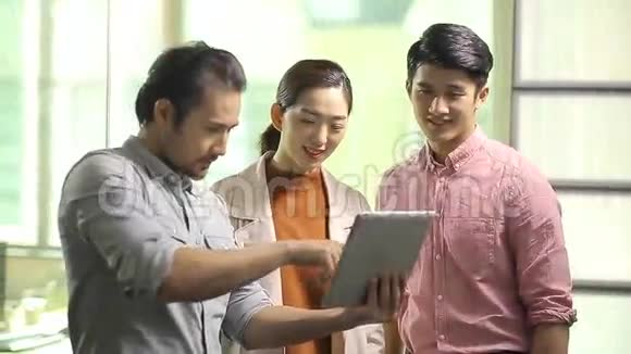 亚洲企业人士在办公室讨论业务视频的预览图
