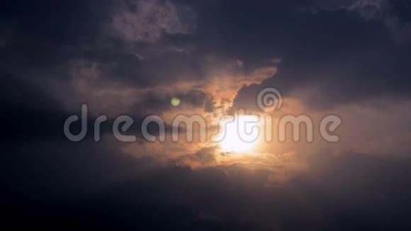 多云的天空中日落视频的预览图