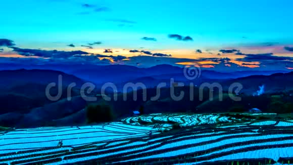 时光流逝夕阳西下的天空映在稻田里视频的预览图