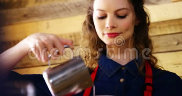 服务员在柜台上倒咖啡视频的预览图