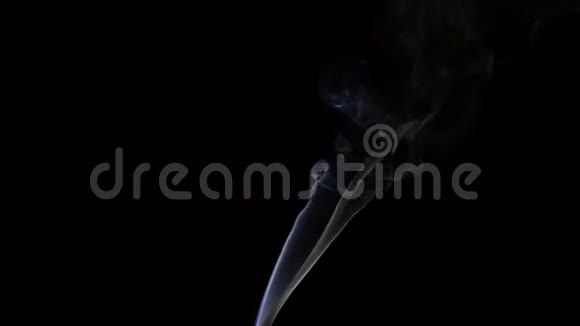 黑色背景上的烟雾柱视频的预览图