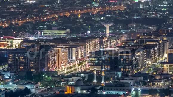 豪华迪拜码头运河与过往船只和长廊夜间时间迪拜阿拉伯联合酋长国视频的预览图