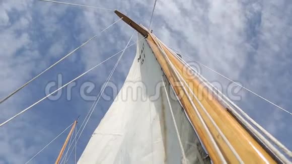 帆船在阳光明媚的海洋中航行展示木制部件和木制古董的帆的特写视频的预览图