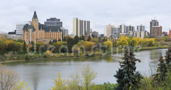 萨斯卡通加拿大城市景观4K河视频的预览图