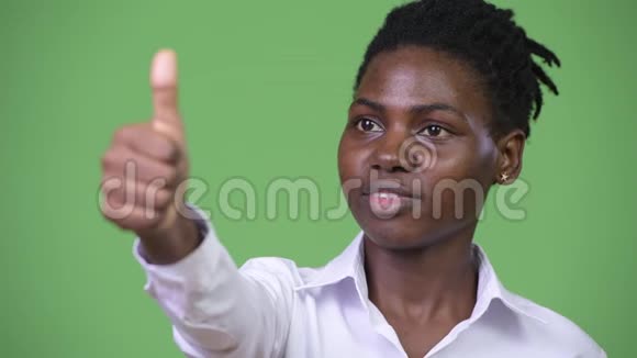年轻漂亮的非洲女商人竖起大拇指视频的预览图