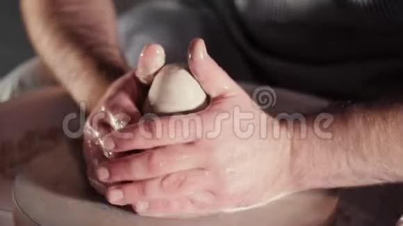 艺术家操作手轻轻地创造正确形状的手工粘土传统制陶教师视频的预览图