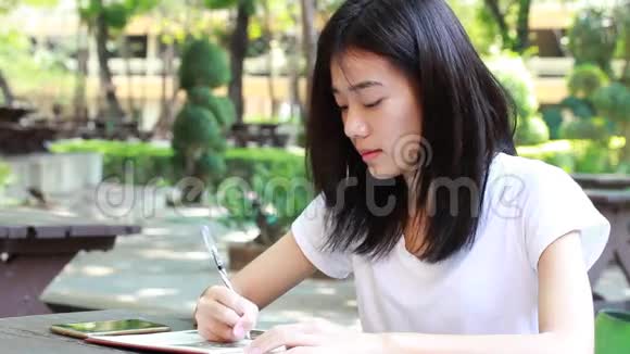 亚洲泰华学生大学美女使用平板电脑视频的预览图
