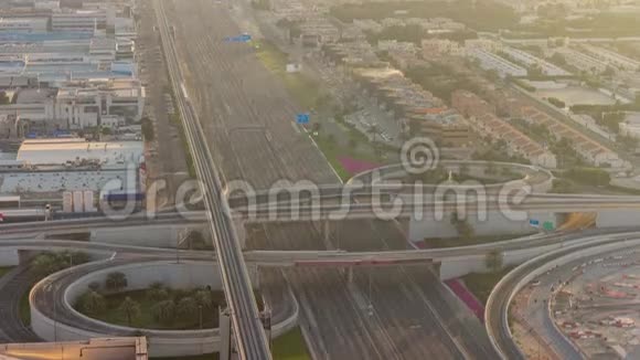 豪华迪拜码头运河与过往船只和长廊夜间时间迪拜阿拉伯联合酋长国视频的预览图