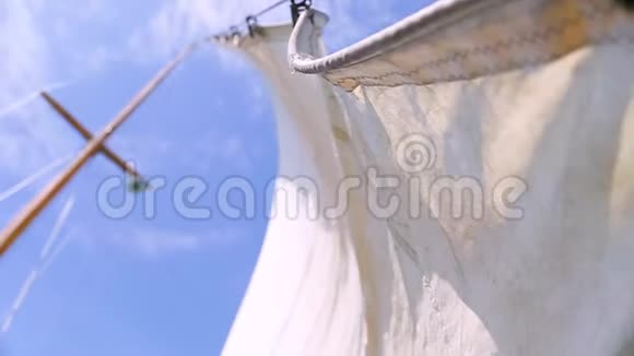 帆船在阳光明媚的海洋中航行展示木制部件和木制古董的帆的特写视频的预览图