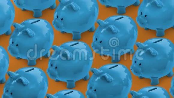 一排猪存钱装满硬币的储蓄罐存钱罐输送机回路视频的预览图