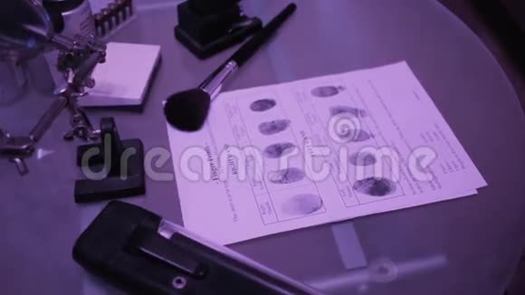 警察指纹卡上的指纹动作视频的预览图