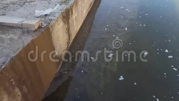 城市运河的废水污染和垃圾视频的预览图
