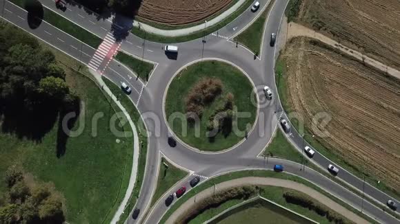 环形交叉路口和车辆循环的鸟瞰图视频的预览图