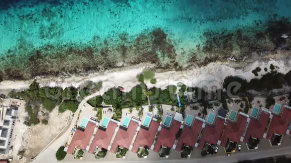 别墅海滩海岸博内尔岛加勒比海空中无人机顶视图4KUHD视频视频的预览图
