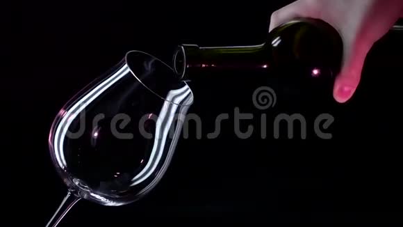 酒瓶红酒杯黑色特写慢镜头视频的预览图