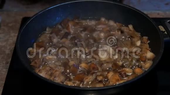 蘑菇煎炸素食厨师烹饪锅中的蘑菇视频的预览图
