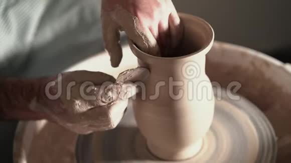艺术家操作手轻轻地创造正确形状的手工粘土传统制陶教师视频的预览图