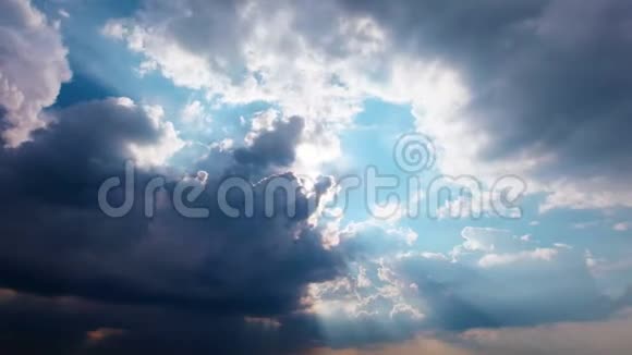 天空和云彩时间流逝日落晚上的风景视频的预览图