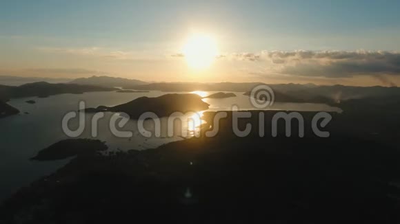 美丽的日落越过大海和岛屿巴拉望菲律宾视频的预览图