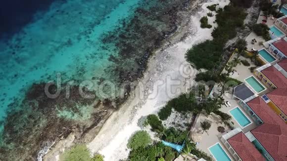 别墅海滩海岸博内尔岛加勒比海空中无人机顶视图4KUHD视频视频的预览图