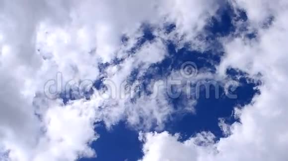 蓝天上美丽的白色积云视频的预览图