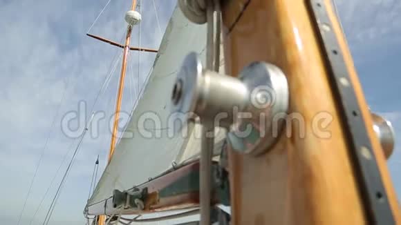 在阳光明媚的一天一艘木制古董帆船在海洋中航行展示了木制部件和视频的预览图