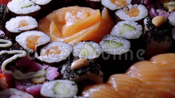 新鲜寿司卷特写镜头视频的预览图