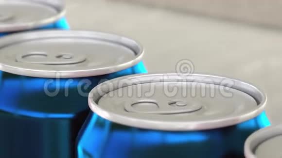 软饮或啤酒生产线蓝色铝罐上工业输送机浅焦生态循环视频的预览图