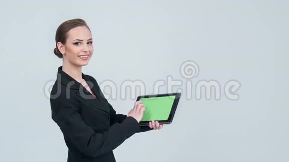 微笑的女士用平板电脑工作视频的预览图