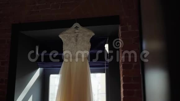 新娘的豪华婚纱新娘白色礼服视频的预览图