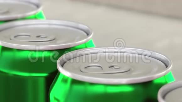 软饮或啤酒生产线绿色铝罐上工业输送机浅焦生态循环视频的预览图