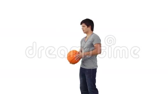 一个人在手指上打篮球视频的预览图