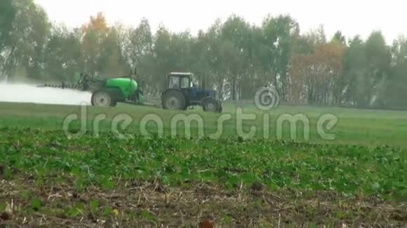 拖拉机配肥冬小麦视频的预览图