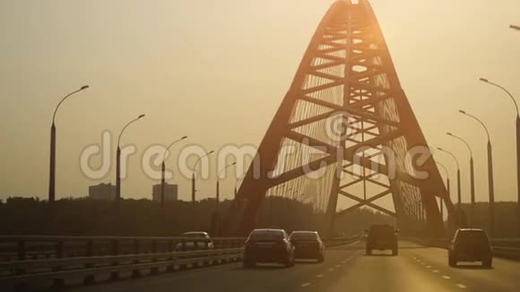 日落时美丽的桥在城市的缓慢运动1920x1080视频的预览图
