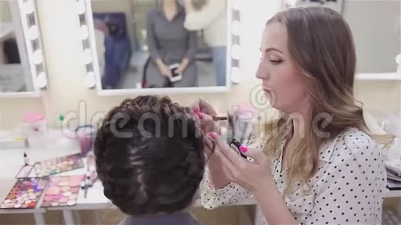 专业化妆师的作品化妆师在美容院做化妆和头发视频的预览图