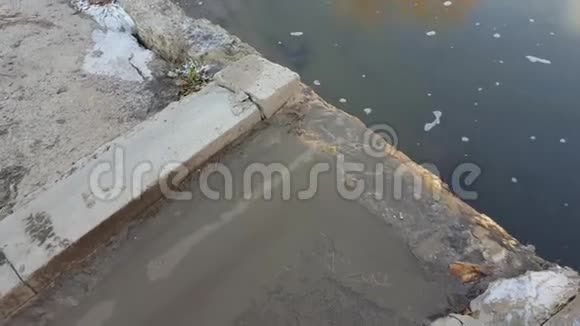 城市运河的废水污染和垃圾视频的预览图