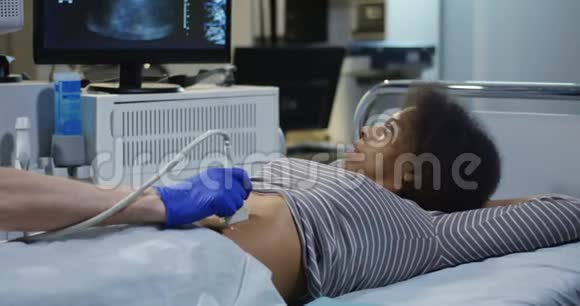 医生用超声波检查女人视频的预览图