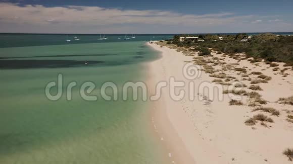 海岸线和海滩拍摄视频的预览图