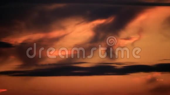 橙色黄昏天空上的乌云视频的预览图