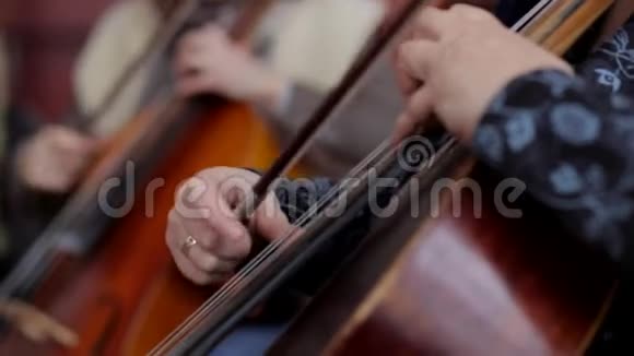 大提琴音乐家在大提琴上演奏视频的预览图