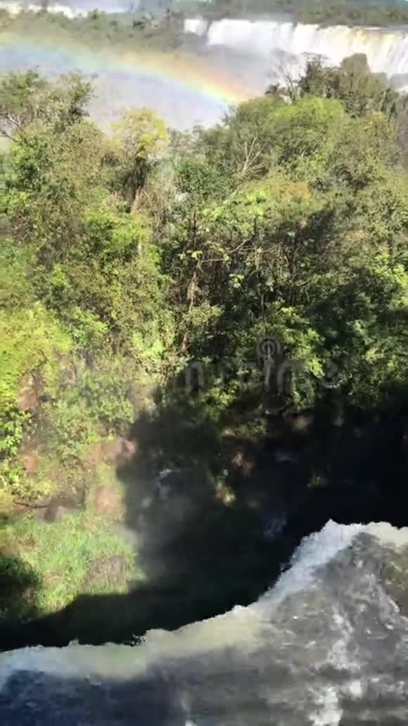 伊瓜苏瀑布上的急流声和彩虹视频的预览图