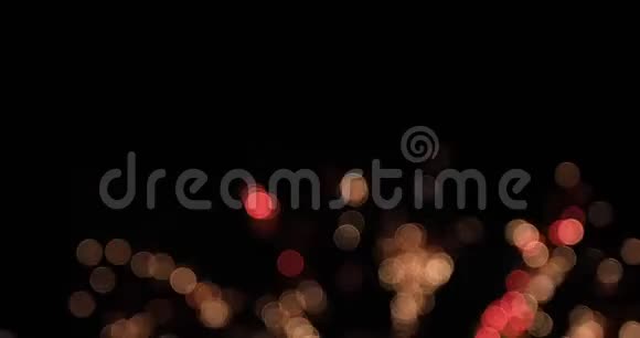 夜晚在东京小田坝黑暗的天空后面燃放烟花视频的预览图