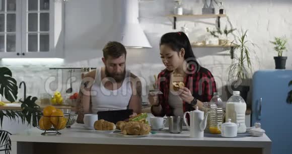 男人和女人在早餐时说话视频的预览图