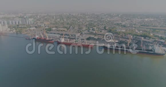 大型工业海港港口起重机海港视频的预览图