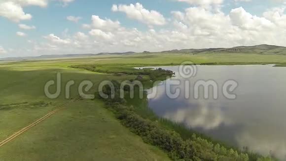 草原与哈萨克斯坦湖的鸟瞰图视频的预览图