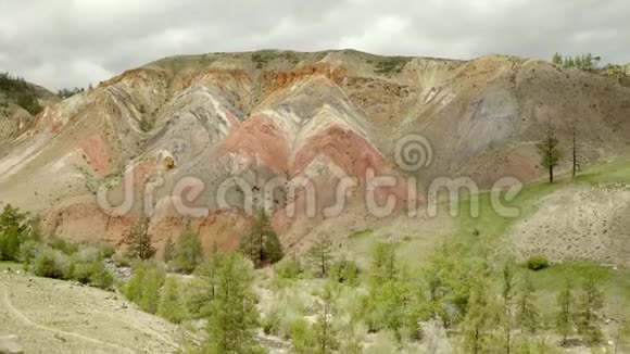 空中彩虹山景观4k国家地质公园最美山谷的无人机镜头视频的预览图